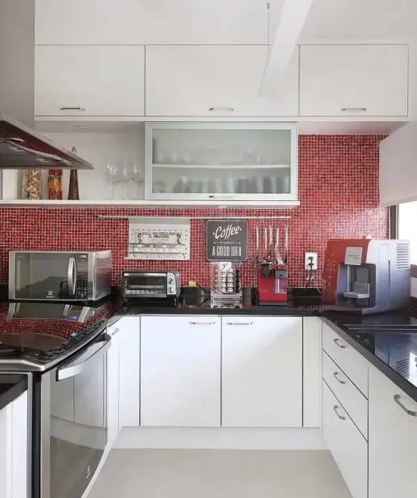 Cozinha com pastilha vermelha e armário basculante com acabamento mesclado entre banco e transparente