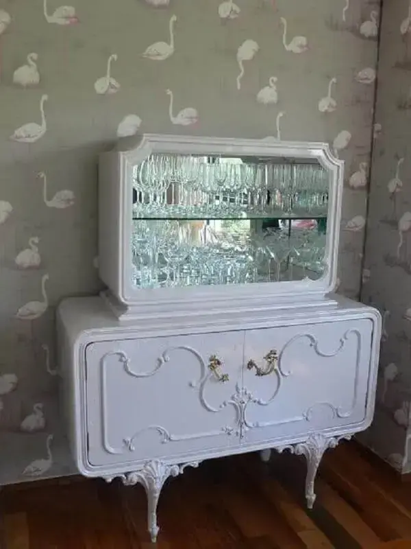 Cristaleira rústica branca com design vintage