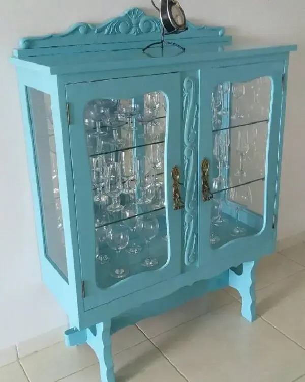 Cristaleira rústica de vidro pintada em tom azul