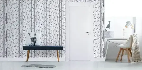 Decoração clean com papel de parede e porta branca