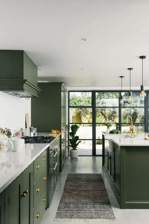 Decoração clássica para cozinha planejada com armários na cor verde oliva Foto Micasa Revista