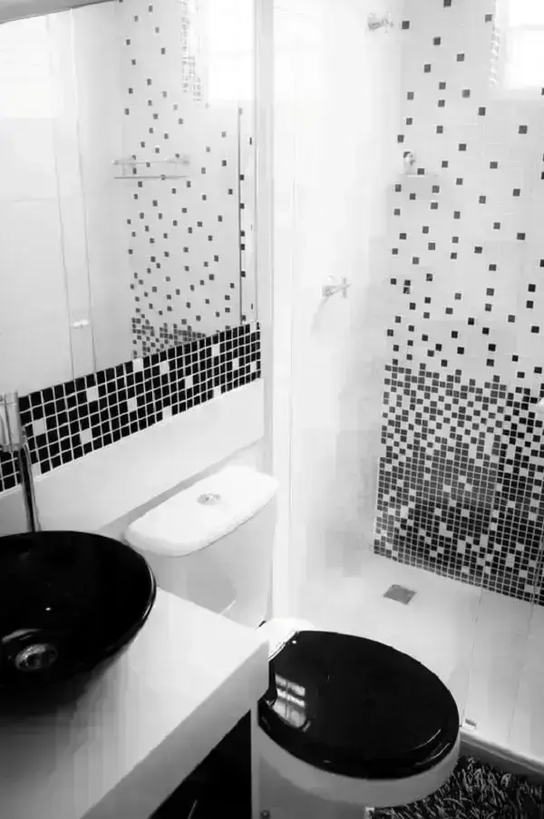 Decoração de banheiro com pastilha preta e branca