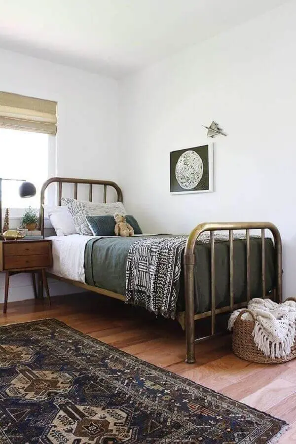 Decoração de quarto simples com cama de ferro e mesa de cabeceira retrô