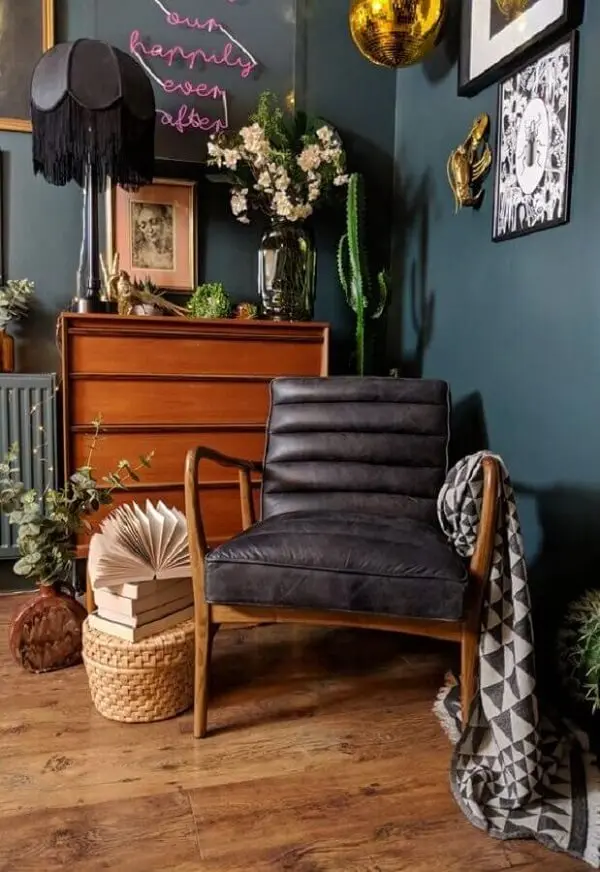 Decoração de sala simples com poltrona pé palito preta