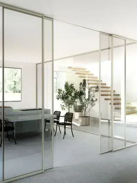 Decoração minimalista com porta de correr para sala de vidro