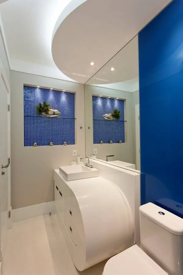 Decoração moderna de banheiro pequeno azul royal e branco Foto Aquiles Nicolas Kilaris