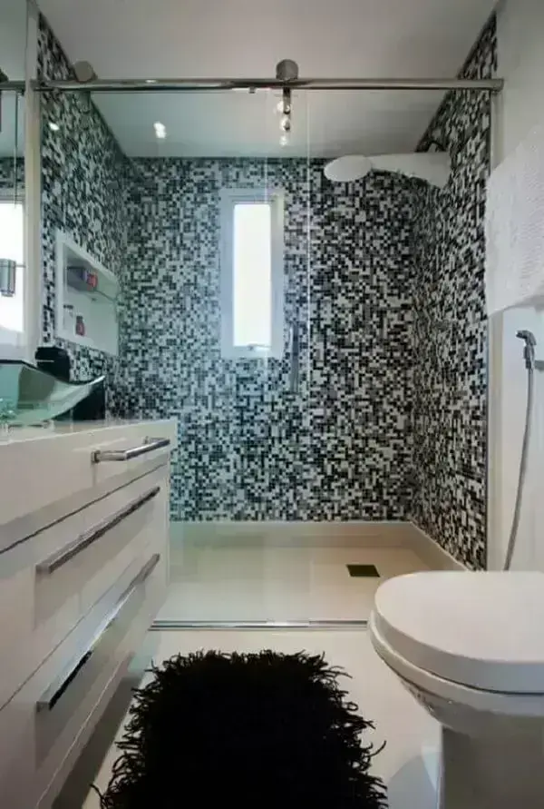 Decoração simples com revestimento pastilha preta e branca no banheiro
