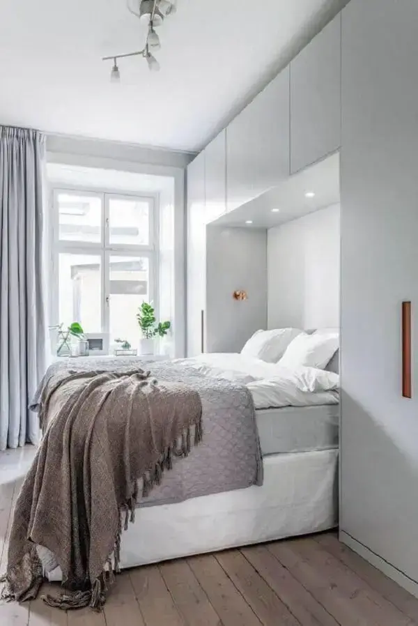 Dormitório decorado com cama com guarda-roupa embutido