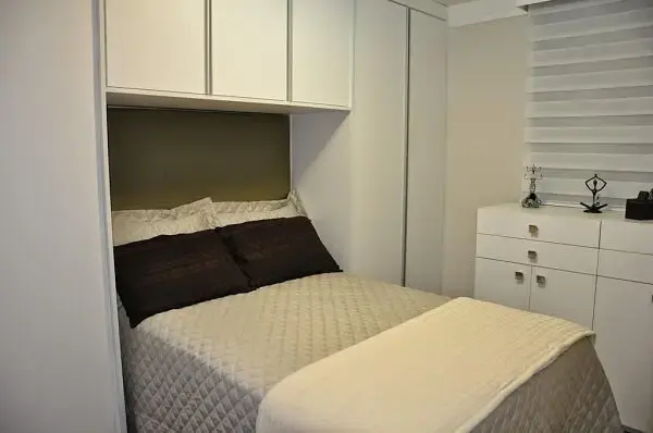 Dormitório pequeno decorado com guarda-roupa com cama embutida