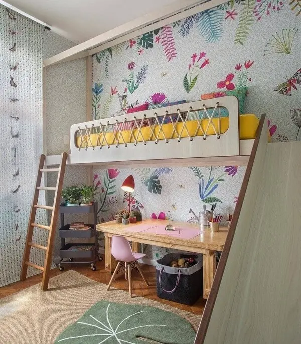 Escada de madeira e escorregador dão acesso a cama mezanino no quarto infantil