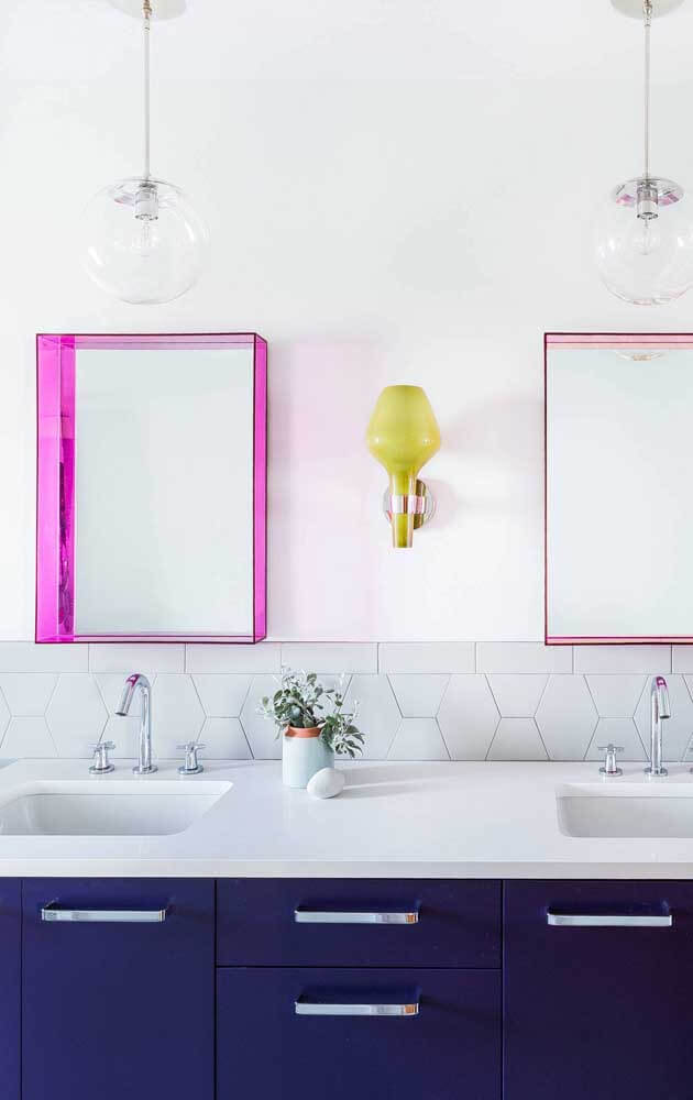 Espelho de banheiro com moldura colorida rosa