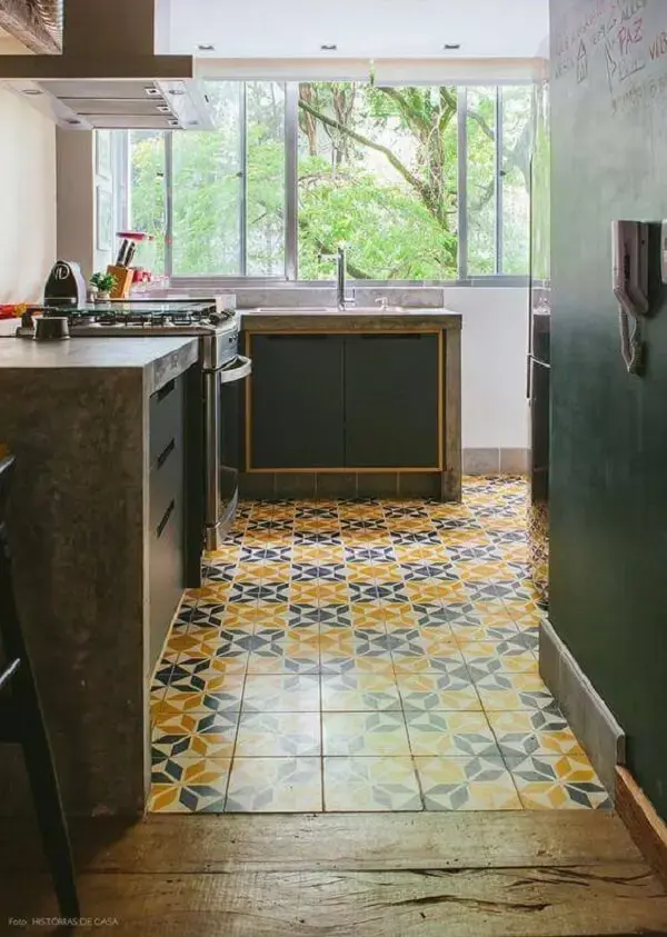 Este modelo de azulejo antigo cozinha se conecta com os móveis madeira