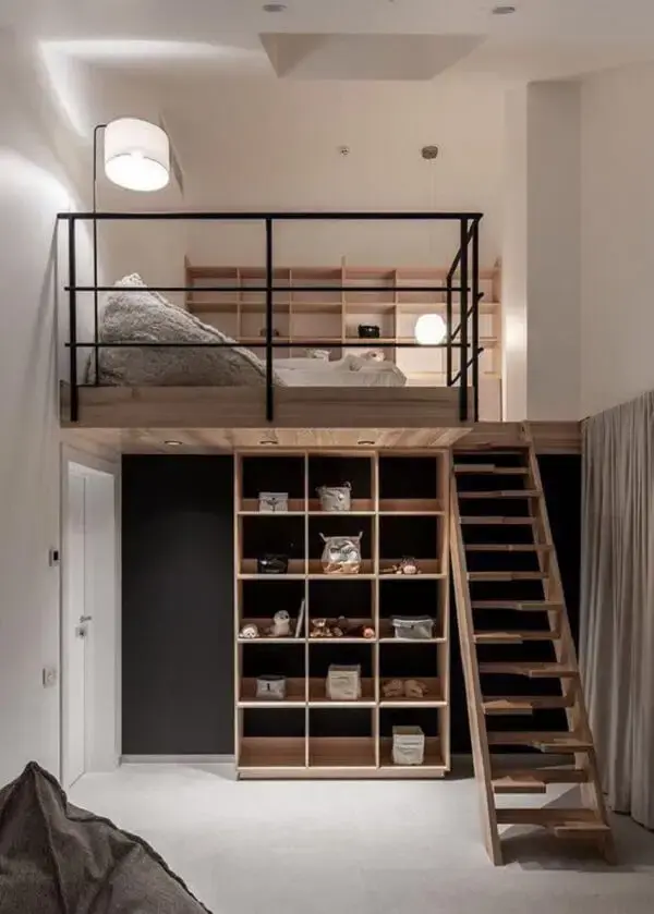 Fuja do tradicional e opte por escadas com design diferenciado que dão acesso a sua cama mezanino