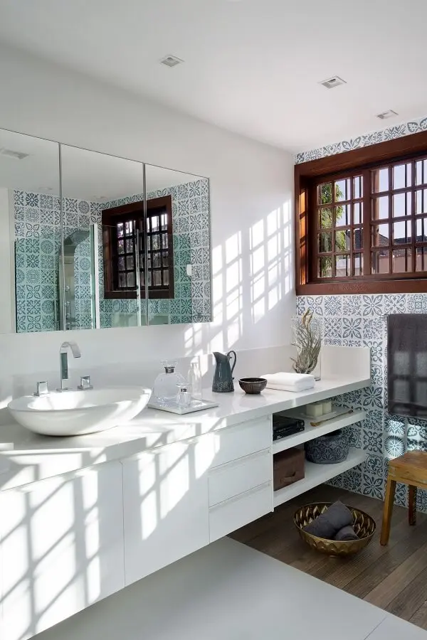 Gabinete planejado e azulejos antigos para banheiro decoram o espaço