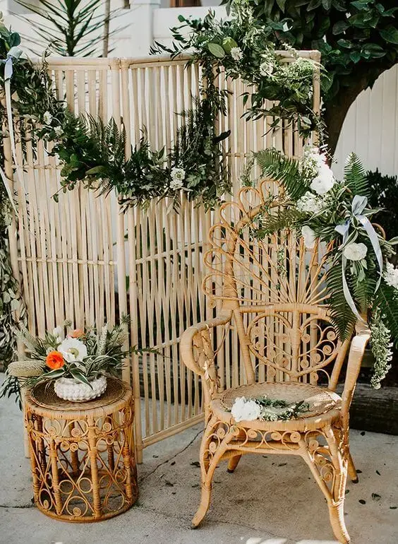 Jardim decorado com cadeira para área externa e móveis de vime