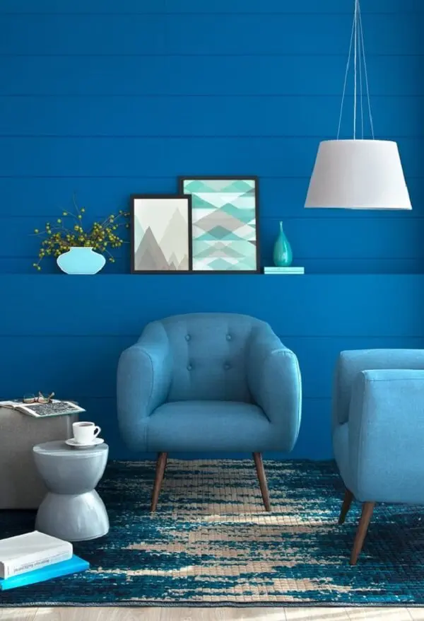 Mergulhe nessa decoração azul de sala com poltrona pé palito