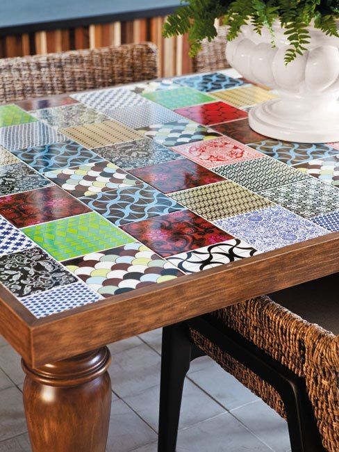 Mesa com azulejo retro colorida