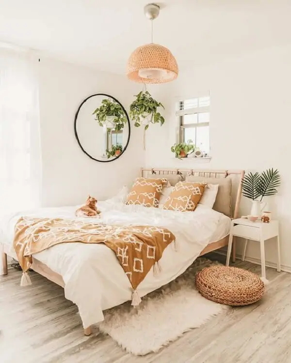 Mesa de cabeceira retrô branca se conecta com a decoração clean do dormitório