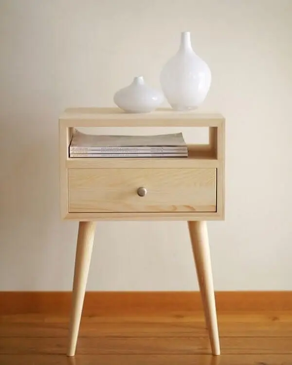 Mesa de cabeceira retrô feito de madeira com pé de palito