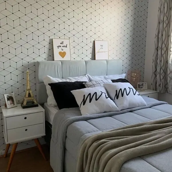 Mesa de cabeceira retrô para quarto com acabamento branco e pés de madeira