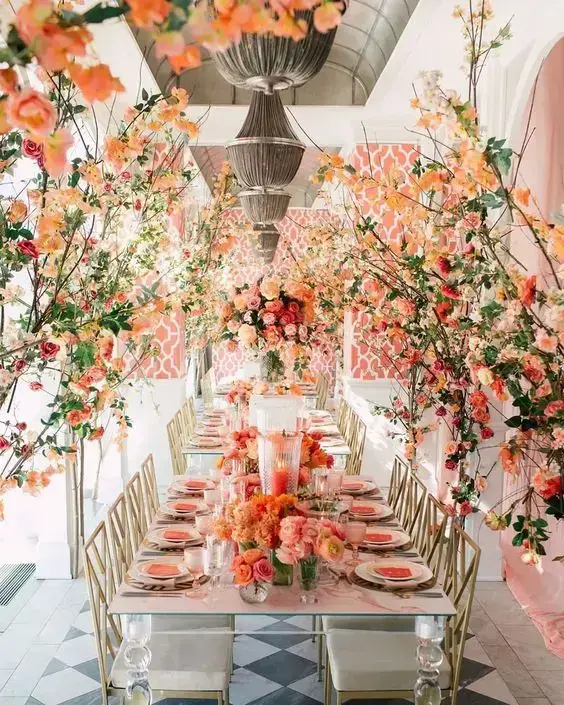 Mesa de jantar com flores e decoração cor coral