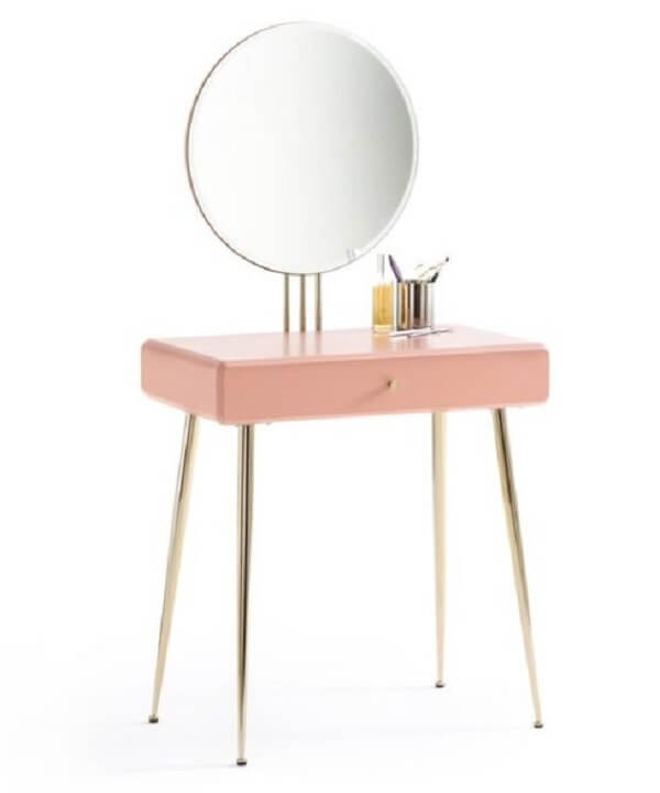 Mini penteadeira rosa com espelho se adapta a diferentes ambientes