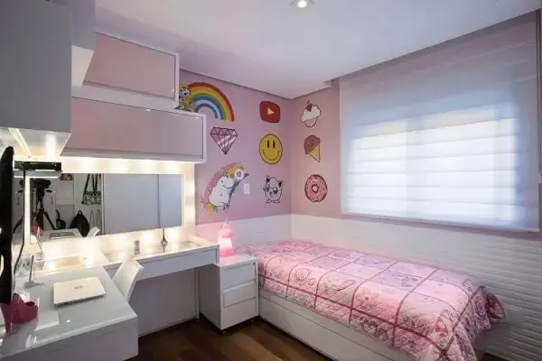 Modelo de armário aéreo porta basculante rosa otimiza o espaço do quarto feminino