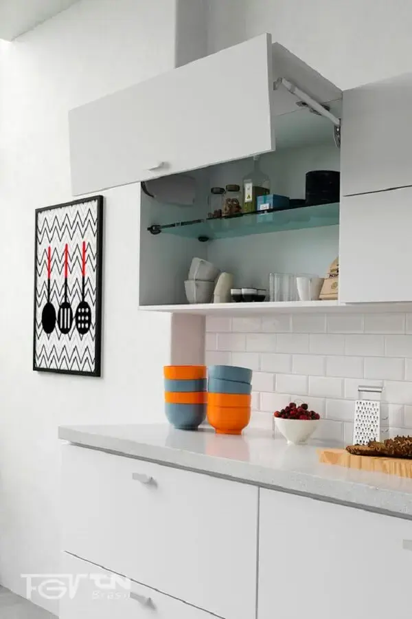Modelo de armário de cozinha basculante para decoração clean
