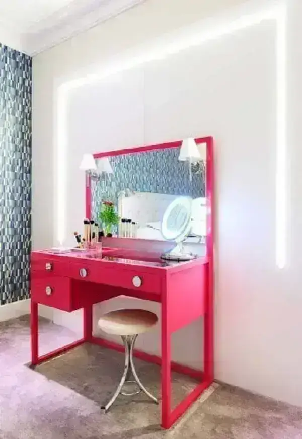 Modelo de penteadeira rosa pink se destaca na decoração desse dormitório