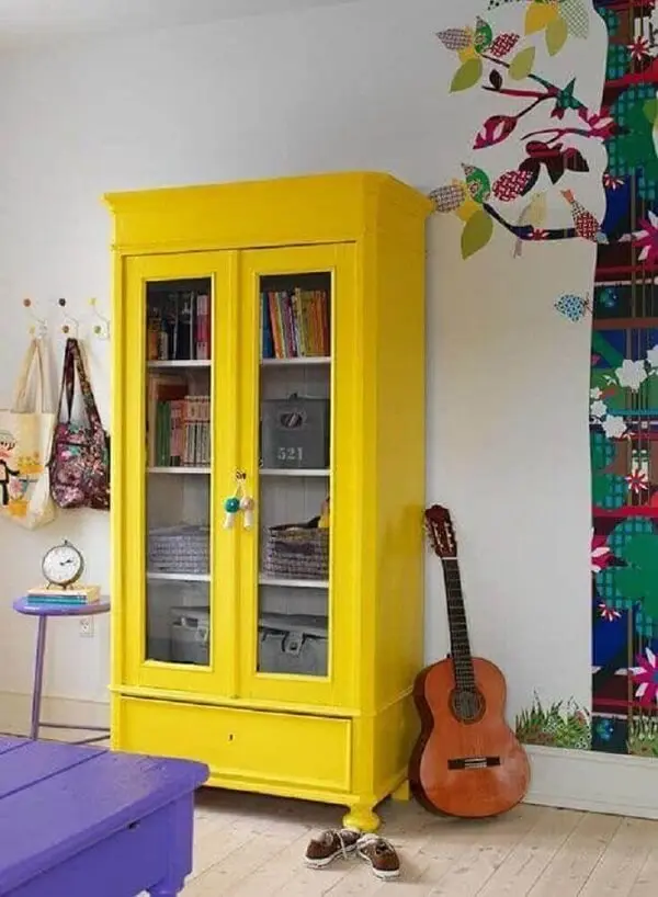 O armário cristaleira rústico amarelo ajuda na organização do dormitório