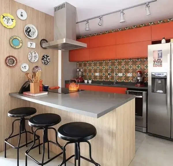 O armário de cozinha basculante laranja traz um ponto de destaque charmoso para a decoração