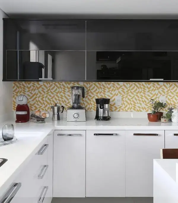 O armário de cozinha basculante preto se harmoniza com o revestimento de parede amarelo