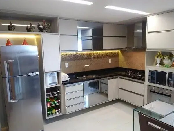 O armário suspenso basculante é muito usado em cozinha em l planejada
