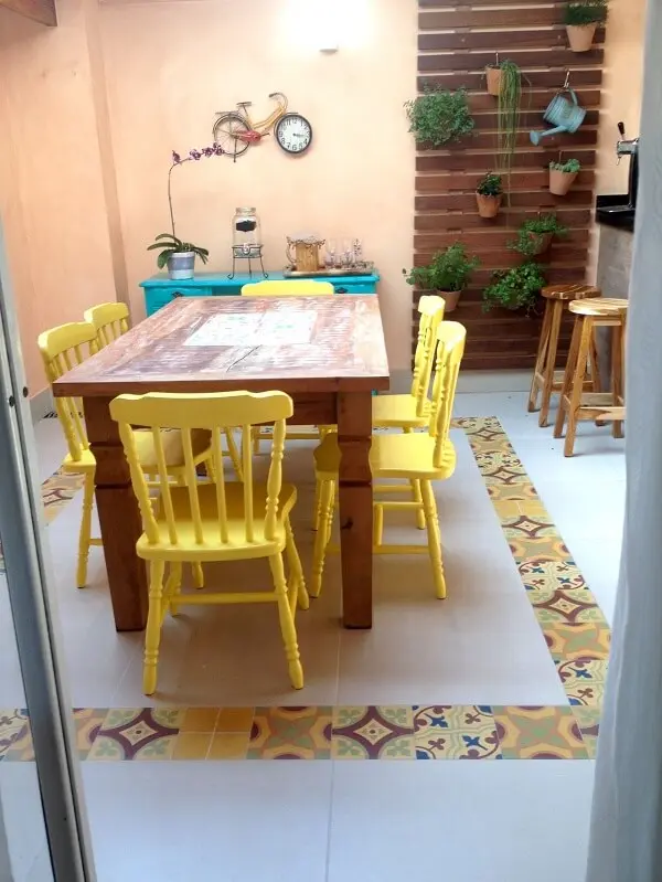 O azulejo antigo colorido delimita a área da mesa de jantar