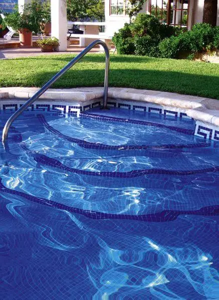 O azulejo azul para piscina é um dos modelos mais tradicionais