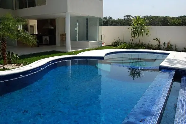 O azulejo para piscina de alvenaria apresenta um bom custo benefício