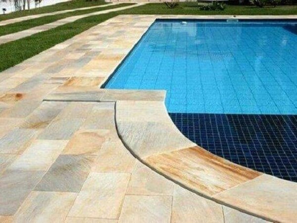 O azulejo para piscina podem ser usada em conjunto com outros revestimentos como a pastilha de vidro