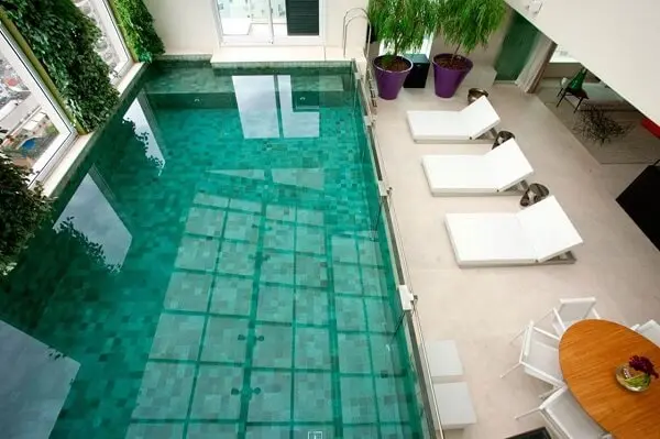 O azulejo para piscina verde decora essa área externa