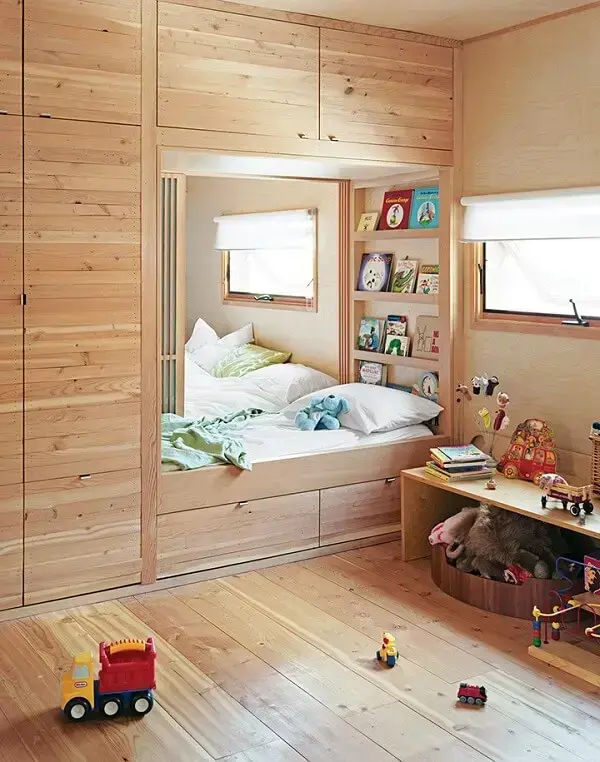 O guarda-roupa infantil com cama embutida facilita a organização do dormitório