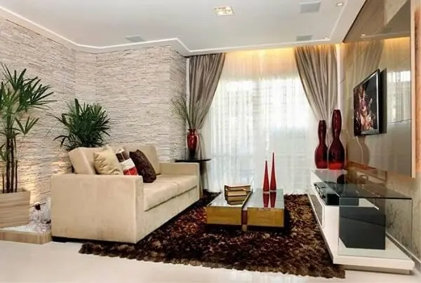 O revestimento de pedra para sala de estar foi feito com filetes de pedra São Tomé