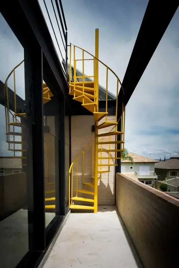 O revestimento para escada em tom amarelo traz um visual ousado para a área externa