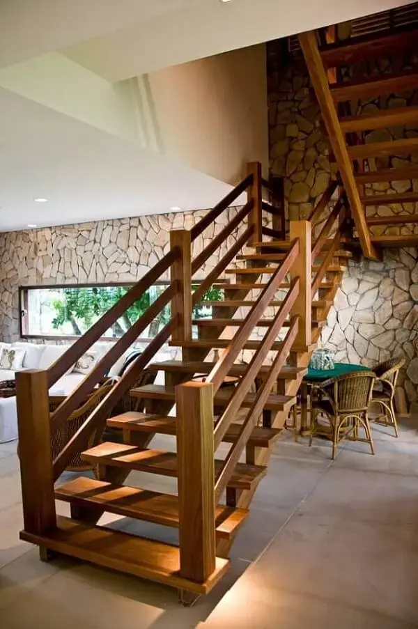 O revestimento para escada interna em madeira se conecta diretamente com a decoração rústica