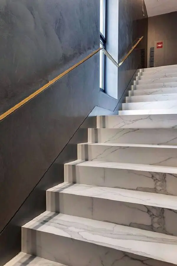 O revestimento para escada interna em mármore é sofisticação pura