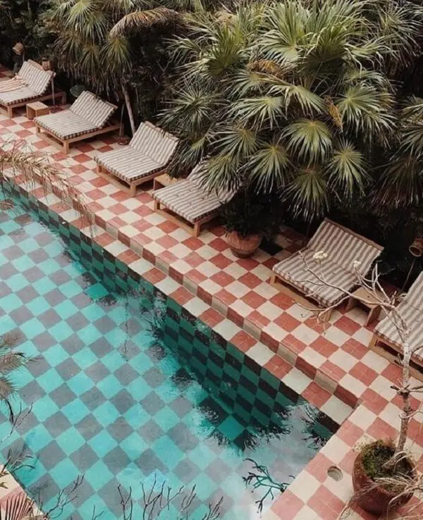 Os azulejos para piscinas transformam a decoração de diferentes áreas externas