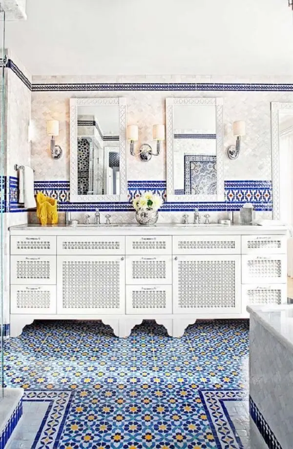 Os azulejos portugueses antigos invadem com estilo a decoração desse banheiro