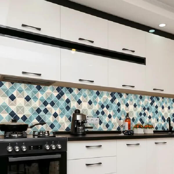 Papel de parede adesivo para cozinha com tons de azul e branco. Fonte: Daruana Aleixo