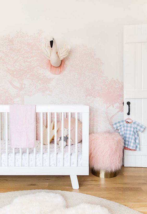 Papel de parede rosa e branco no quarto infantil