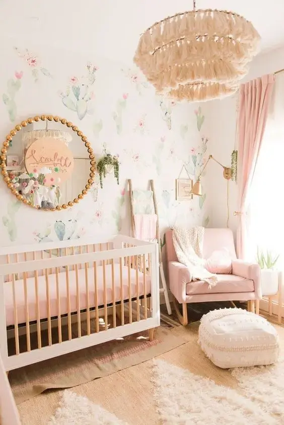 Papel de parede rosa e verde para quarto de bebê