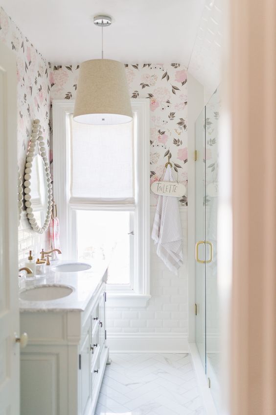 Papel de parede rosa no banheiro 