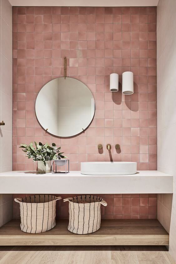 Papel de parede rosa para banheiro moderno